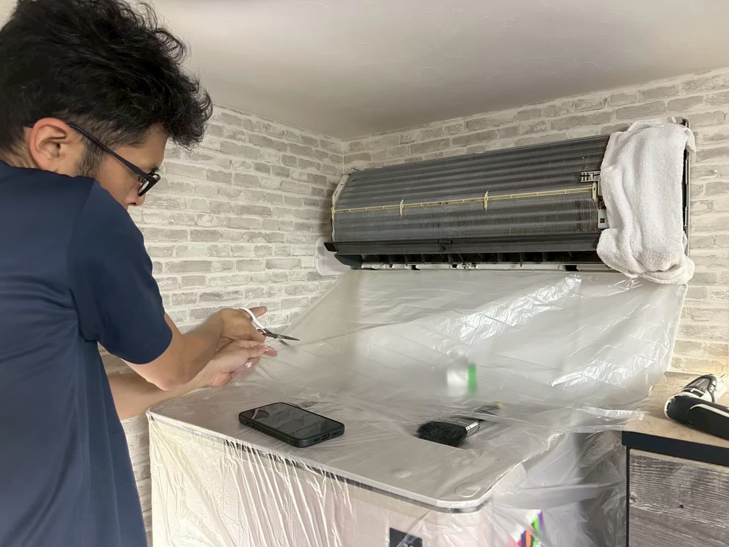 壁掛けエアコンの分解洗浄作業